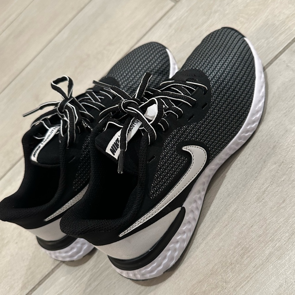 Nike revolution women’s black running sneaker size 6.5